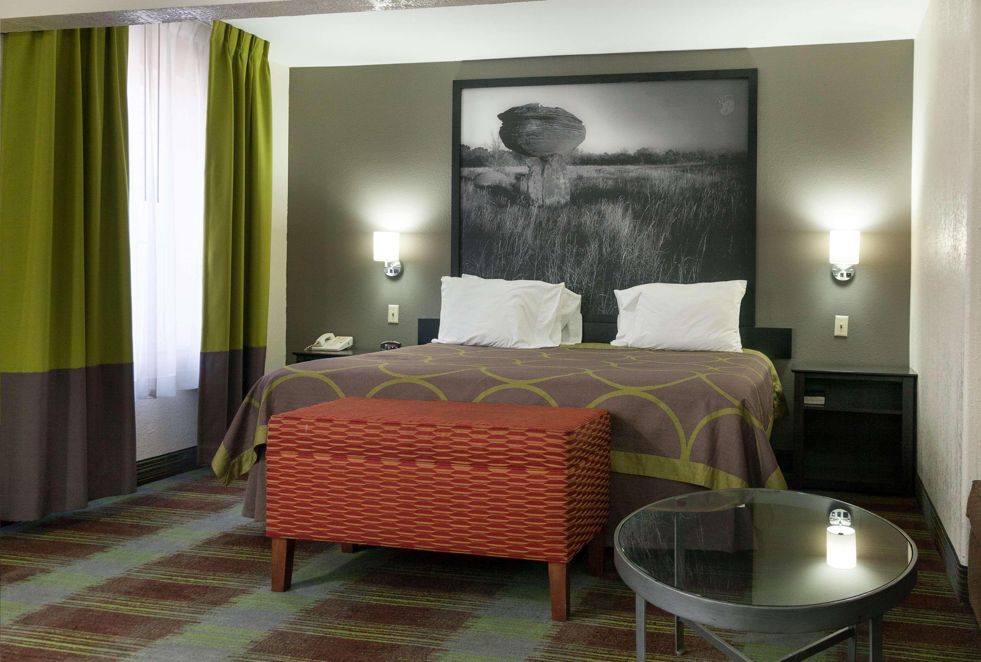 Super 8 By Wyndham Arkansas Ks Motel