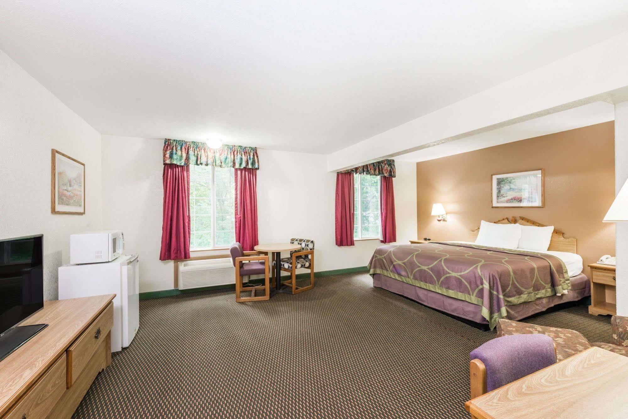 Super 8 By Wyndham Arkansas Ks Motel