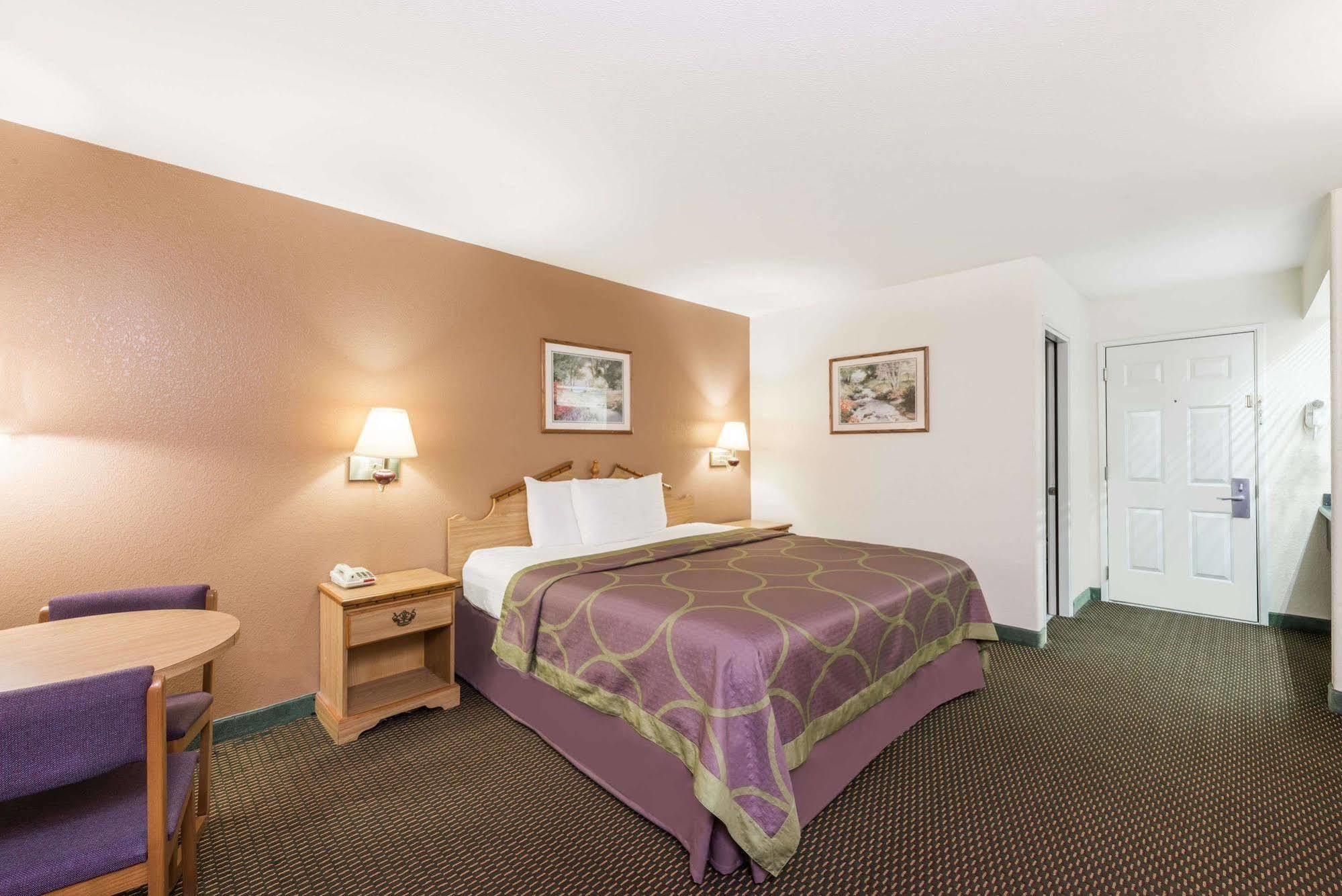 Super 8 By Wyndham Arkansas Ks Motel 2*